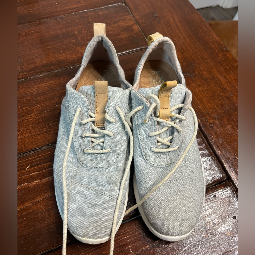 Toms size 9. Excellent condition